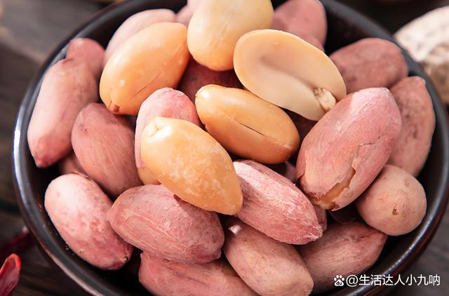 会遗留很久的蒜味？一颗花生轻松解决！爱游戏ayx网站为什么吃完蒜后嘴里