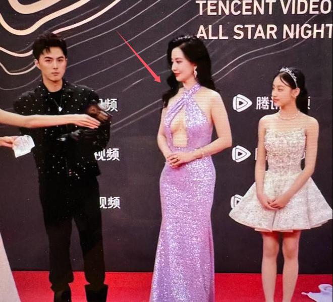 礼服唐嫣高定黑裙却被压轴的赵丽颖抢镜爱游戏app手机版澳门这天：张萌开胸(图10)