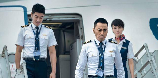现人的手臂148人命悬一线机长机智应对爱游戏app登录空中惊魂：飞机窗外出(图1)