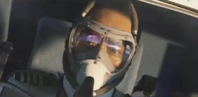 现人的手臂148人命悬一线机长机智应对爱游戏app登录空中惊魂：飞机窗外出(图4)